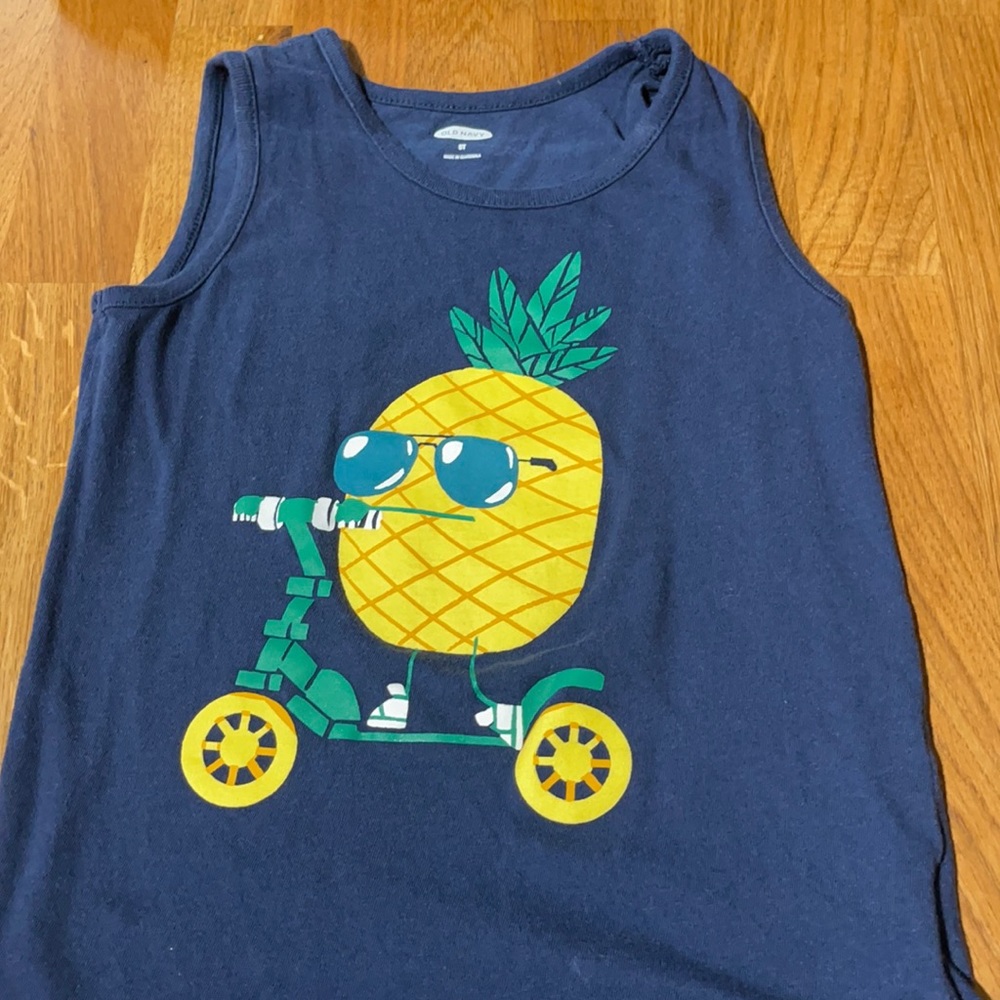 Boys old navy tank tops 5t (3 shirts)